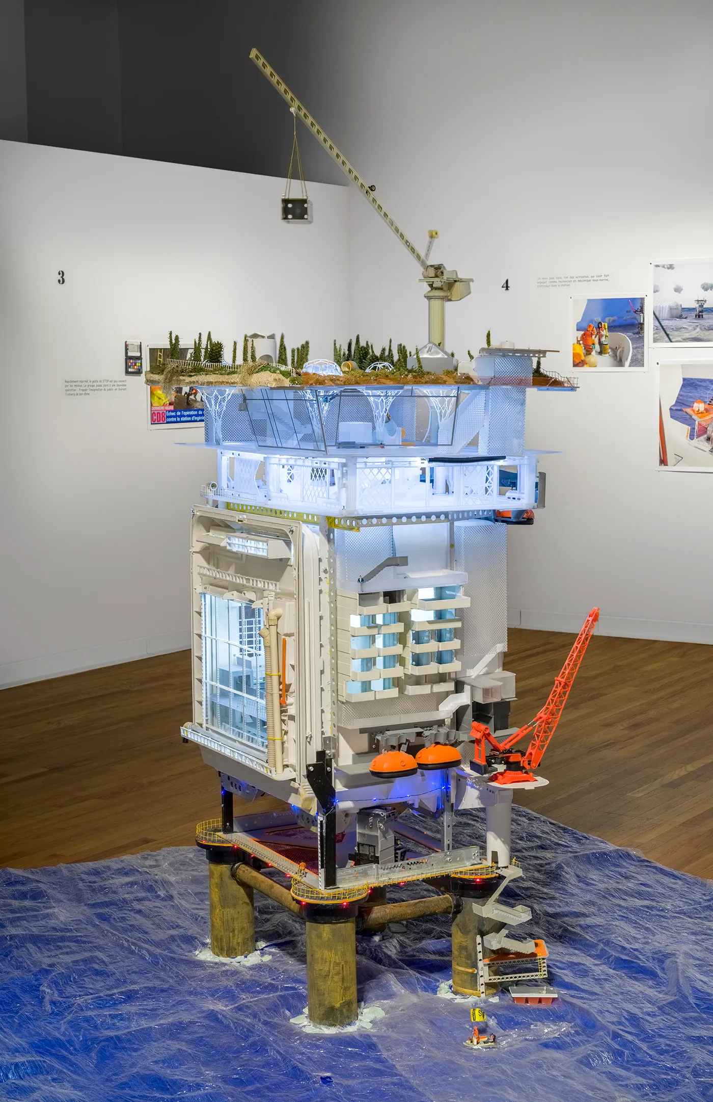 Daniel Corbeil, La fin des icebergs, maquette no 1, Centre de recherche (2022). Boitier de lave-vaisselle usagé, film d’emballage et autres objets de récupération