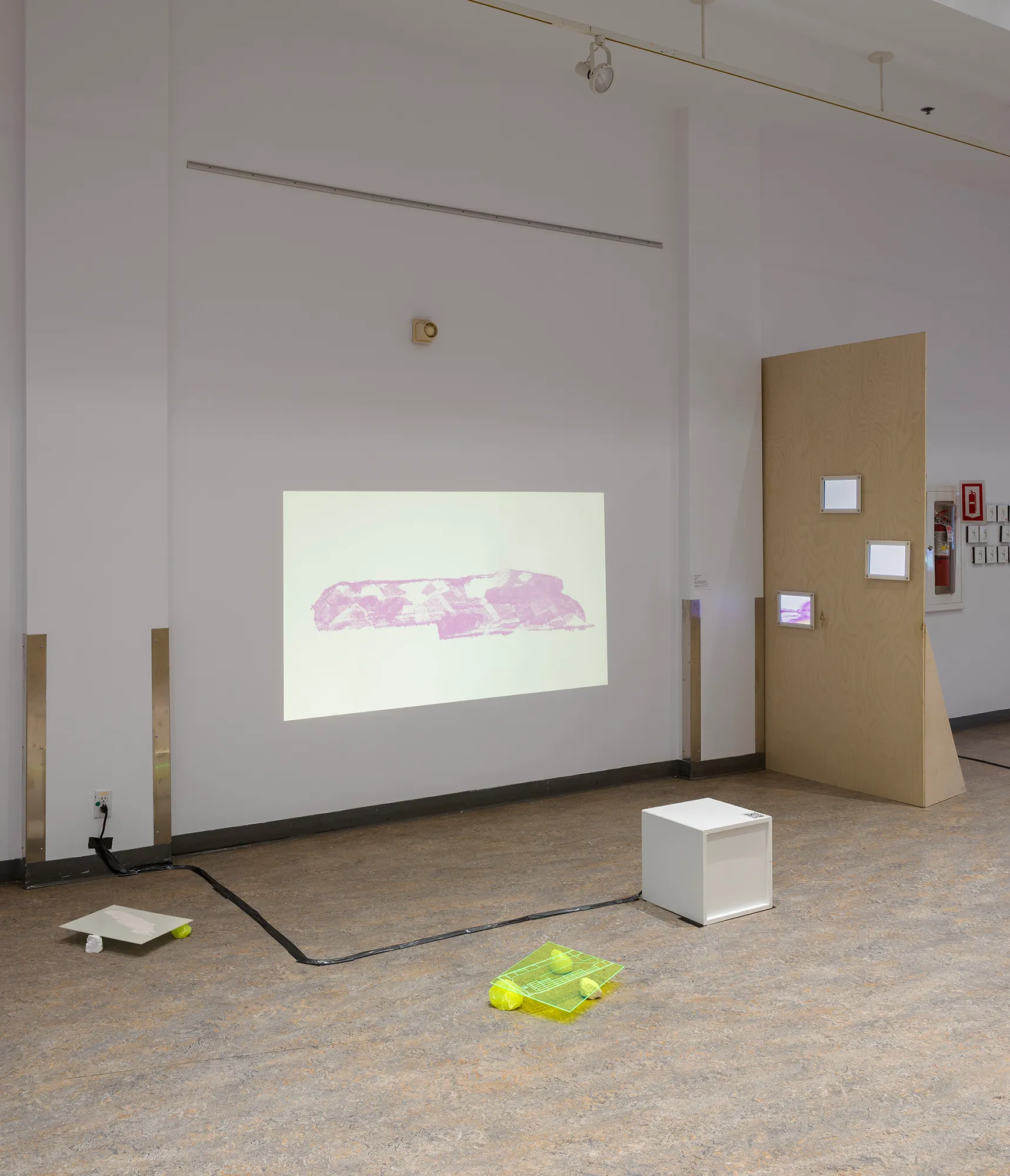 Natacha Clitandre, Le réceptacle, 2025. Vidéo, impressions 3D en polymère bio-sourcé, gravure et découpe laser sur acrylique recyclé et dispositifs numériques. Avec la collaboration de la Maison d’Haiti, Jakarto et Christian Bélanger. Remerciements au CALQ, à Shawn Laptiste et Ada X