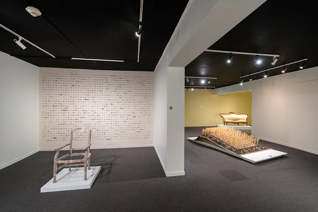 Decorative art, Furniture, Decorative objects, Carpet, Bourgeoisie, Opulence