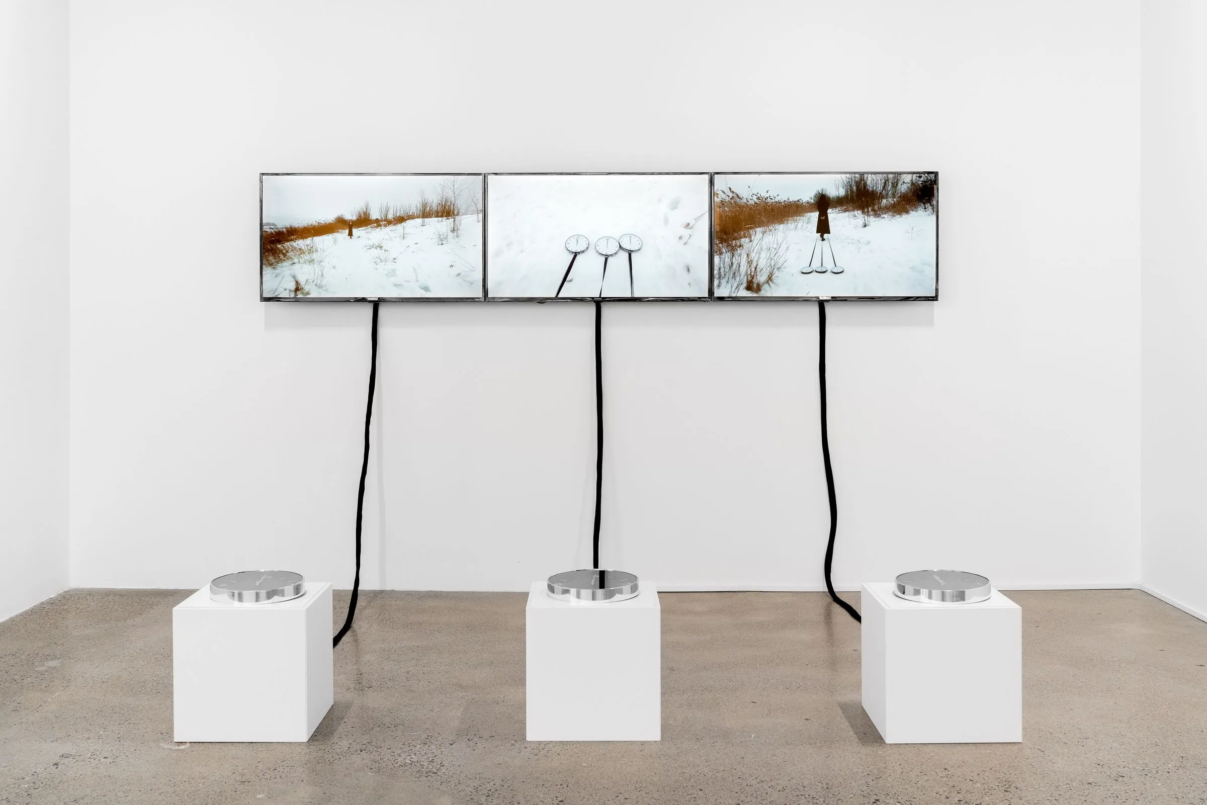 Rojin Shafiei J’attends le temps. I wait for the time, 2018. Installation vidéo. Collection du MAADI. (Photo prise à la galerie Duran Marshall)