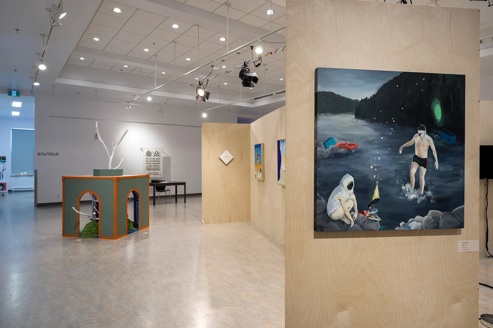 Musée d’art actuel. Département des invisibles (MAADI), Viva l’artista 2.0, Centre culturel Georges-Vanier, Vue générale (de g. à dr.) : Clara Tissot, Nadia Gagné (ar.-plan), Isabelle Lapierre (av.-plan) (co-commissariat : Marie Perrault et Stanley Février)