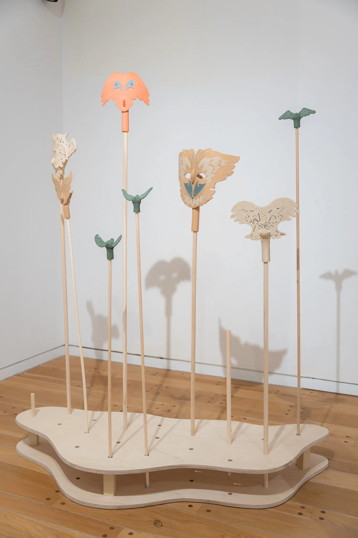 Guillaume Bégin Champagne, Le chant des oyseaulx, installation sonore avec masques instruments de céramique, 2025-26
