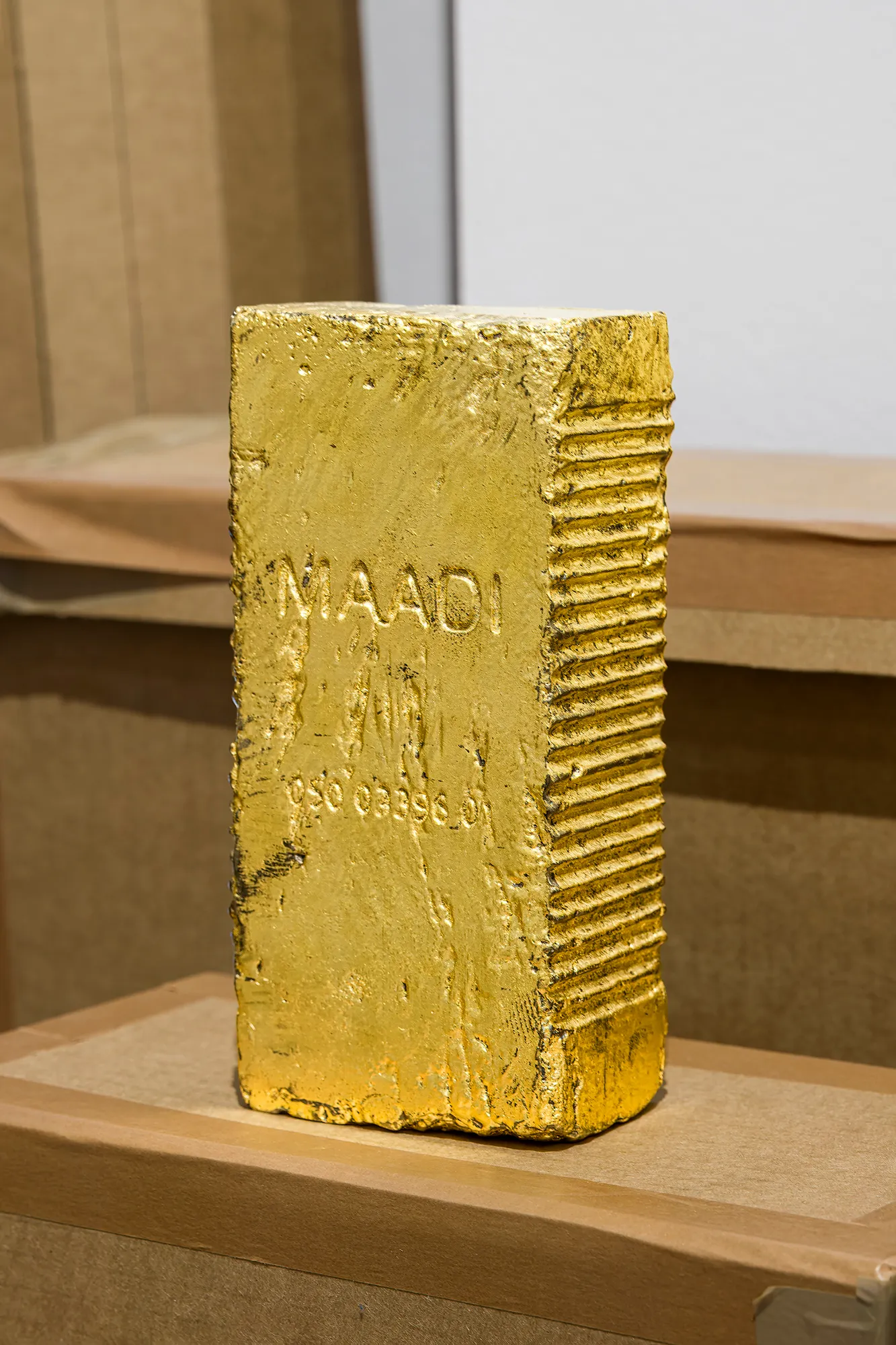 Alexis Gros-Louis, MAADI; 050 03396 01, 2025. Bronze et feuille d’or. Collection du MAADI