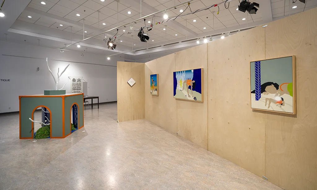 Clara Tissot, Yiwen n Uxxamiw (Une de mes Maisons), 2024-2025. Installation picturale et sculpturale (détail). Incluant des extraits de poèmes tirés du recueil Reines-compost, co-écrit par Rosy L. Daneault et Camille Saint-Jacques Couture