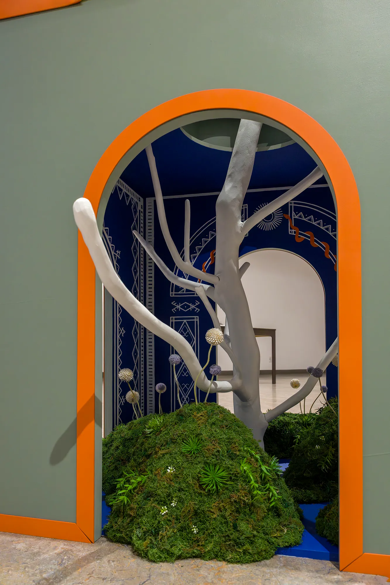 Clara Tissot, Yiwen n Uxxamiw (Une de mes Maisons), 2024-2025 Installation picturale et sculpturale (détail). Incluant des extraits de poèmes tirés du recueil Reines-compost, co-écrit par Rosy L. Daneault et Camille Saint-Jacques Couture