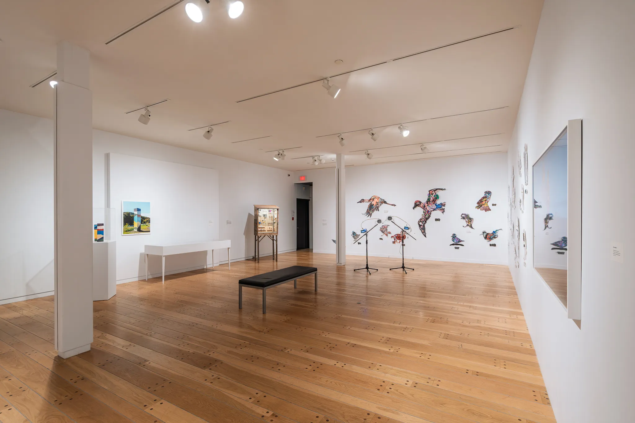 Vue générale. Salle 2. Richard Ibghy et Marilou Lemmens (g.) et Dominique Paul (dr.)