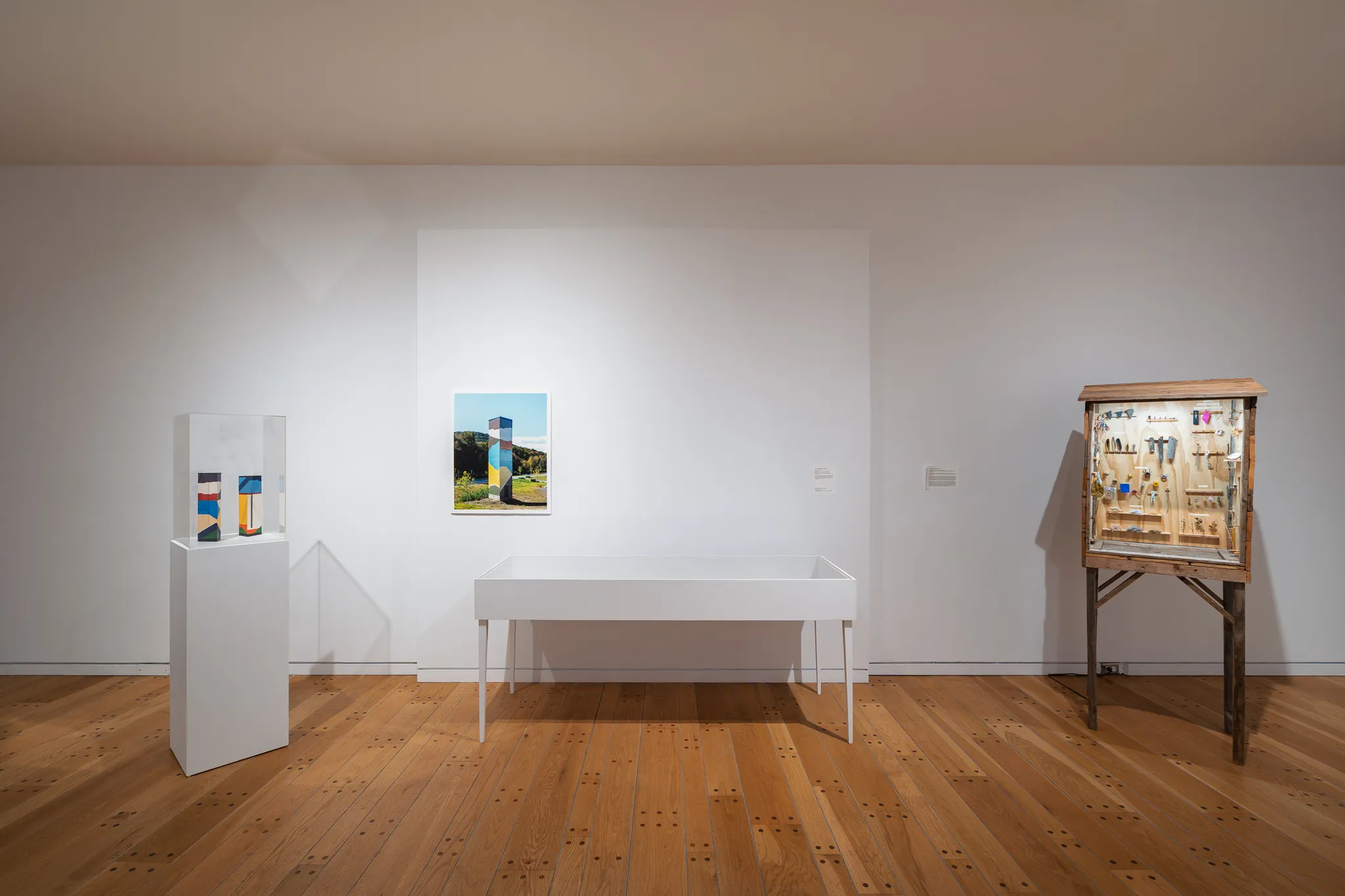 Richard Ibghy et Marilou Lemmens, Les maisons, 2024 (g.) et Bibliothèque d’outils communautaire pour les oiseaux, 2021 (dr.)