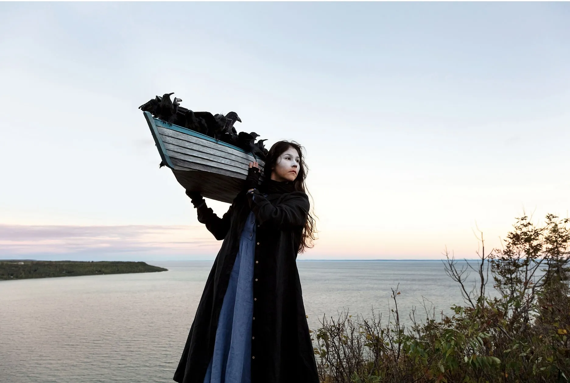 Meryl McMaster, On The Edge Of This Immensity, 2019. De la série « As Immense as the Sky ». Impression chromogène numérique, 101,6 x 152,4 cm